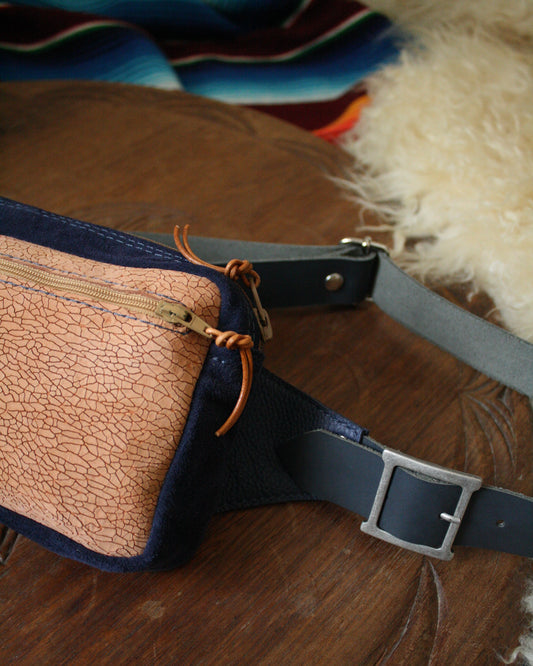 Banane en cuir bleu et naturel embossé