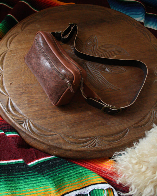 Banane en cuir marron motif cashmire