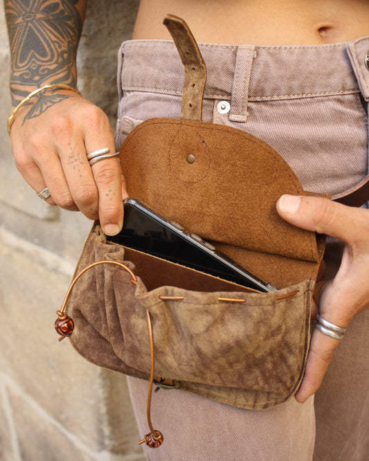 Escarcelle en cuir marron vieilli et cuir velours tie'dye taupe