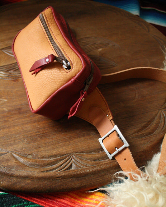 Banane en cuir miel et rouge