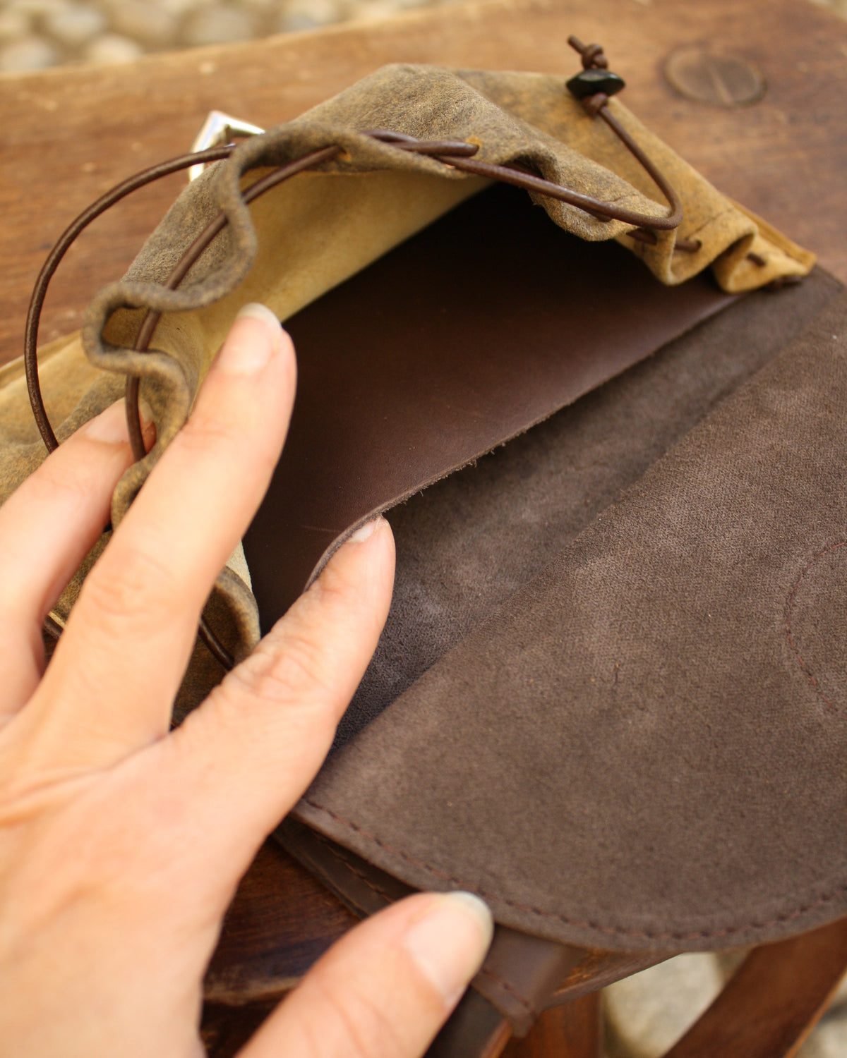 Escarcelle en cuir marron foncé et cuir velours beige
