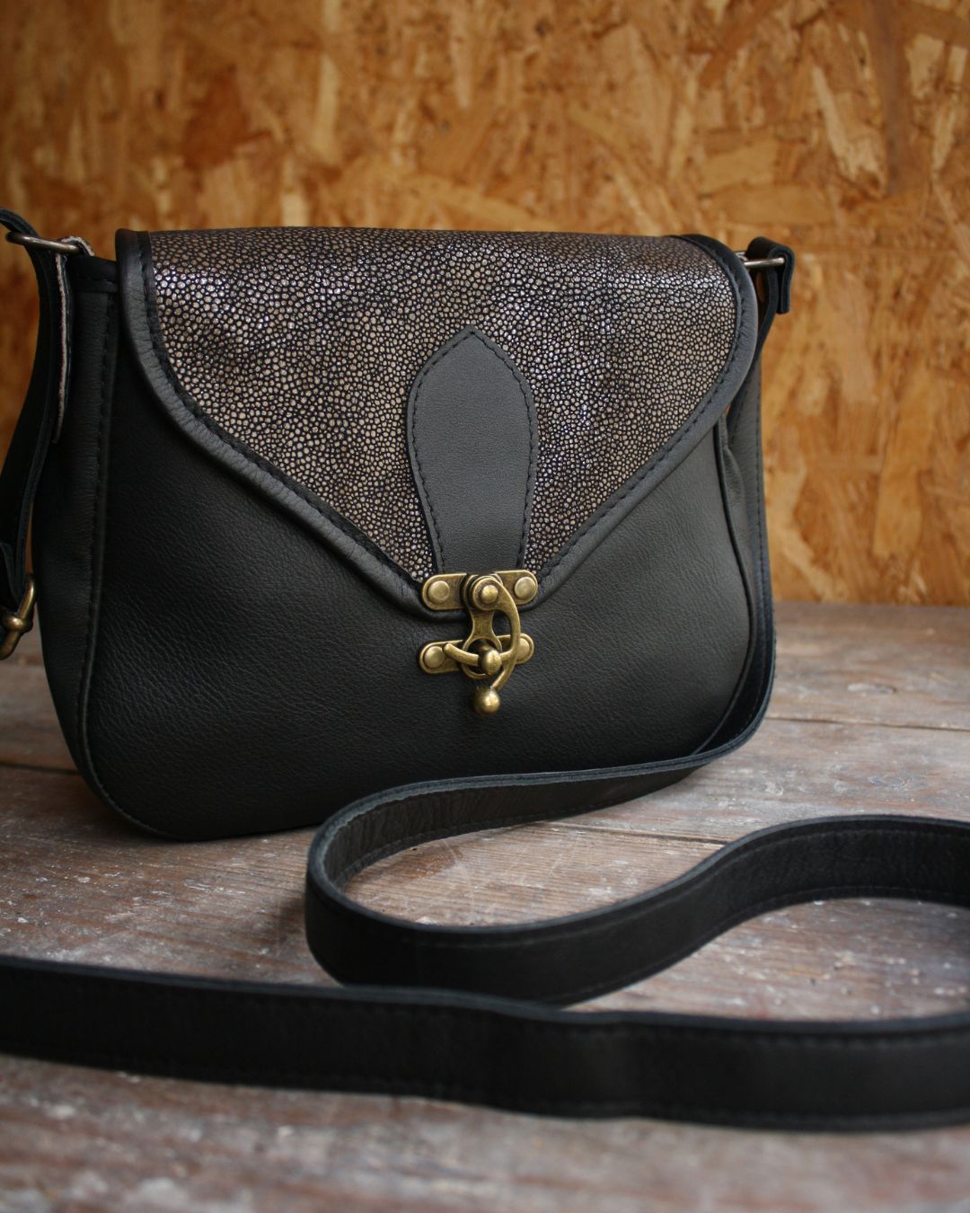 Besace Ninou en cuir noir et galuchat