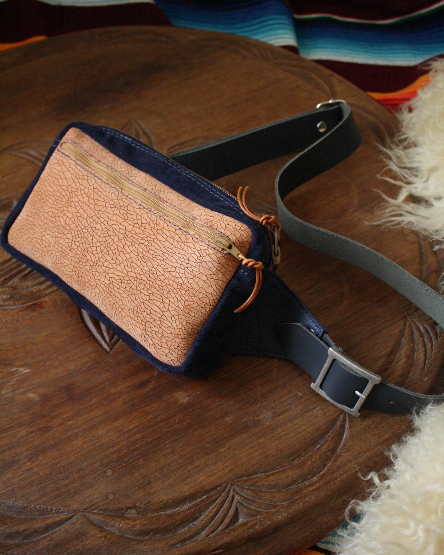 Banane en cuir bleu et naturel embossé