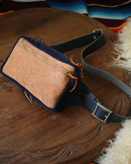 Banane en cuir bleu et naturel embossé