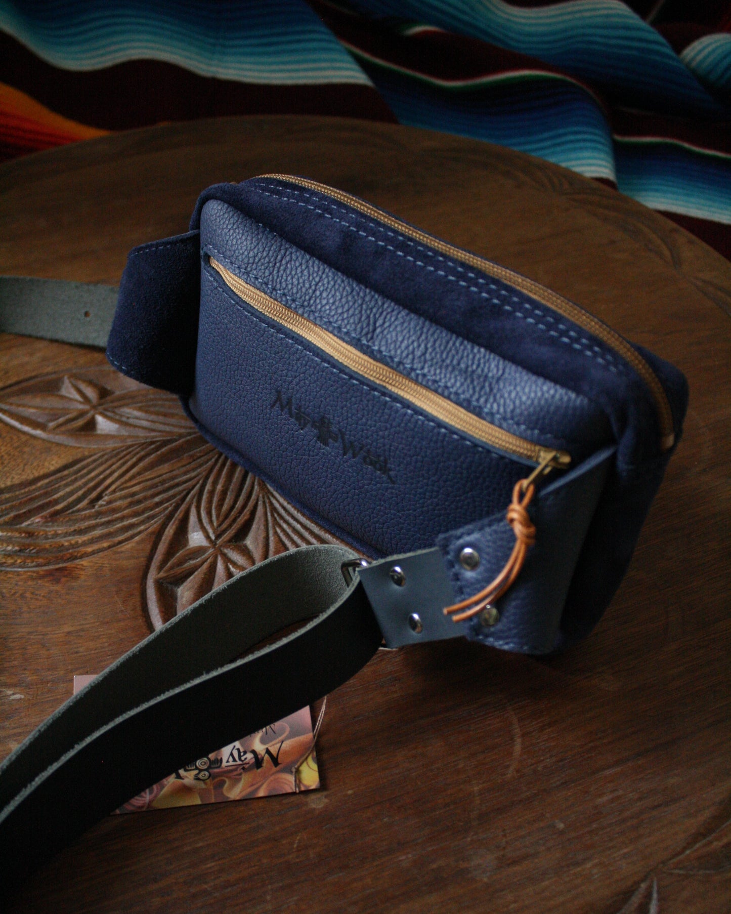 Banane en cuir bleu et naturel embossé