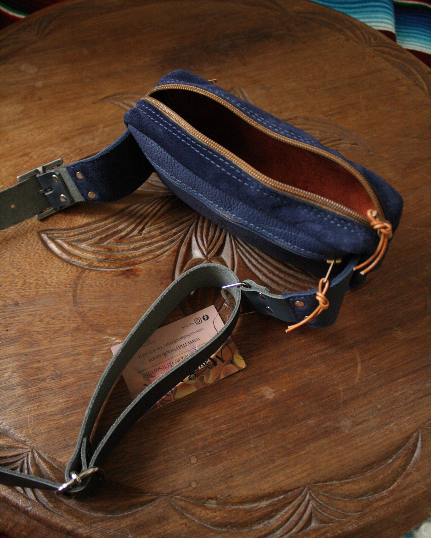 Banane en cuir bleu et naturel embossé