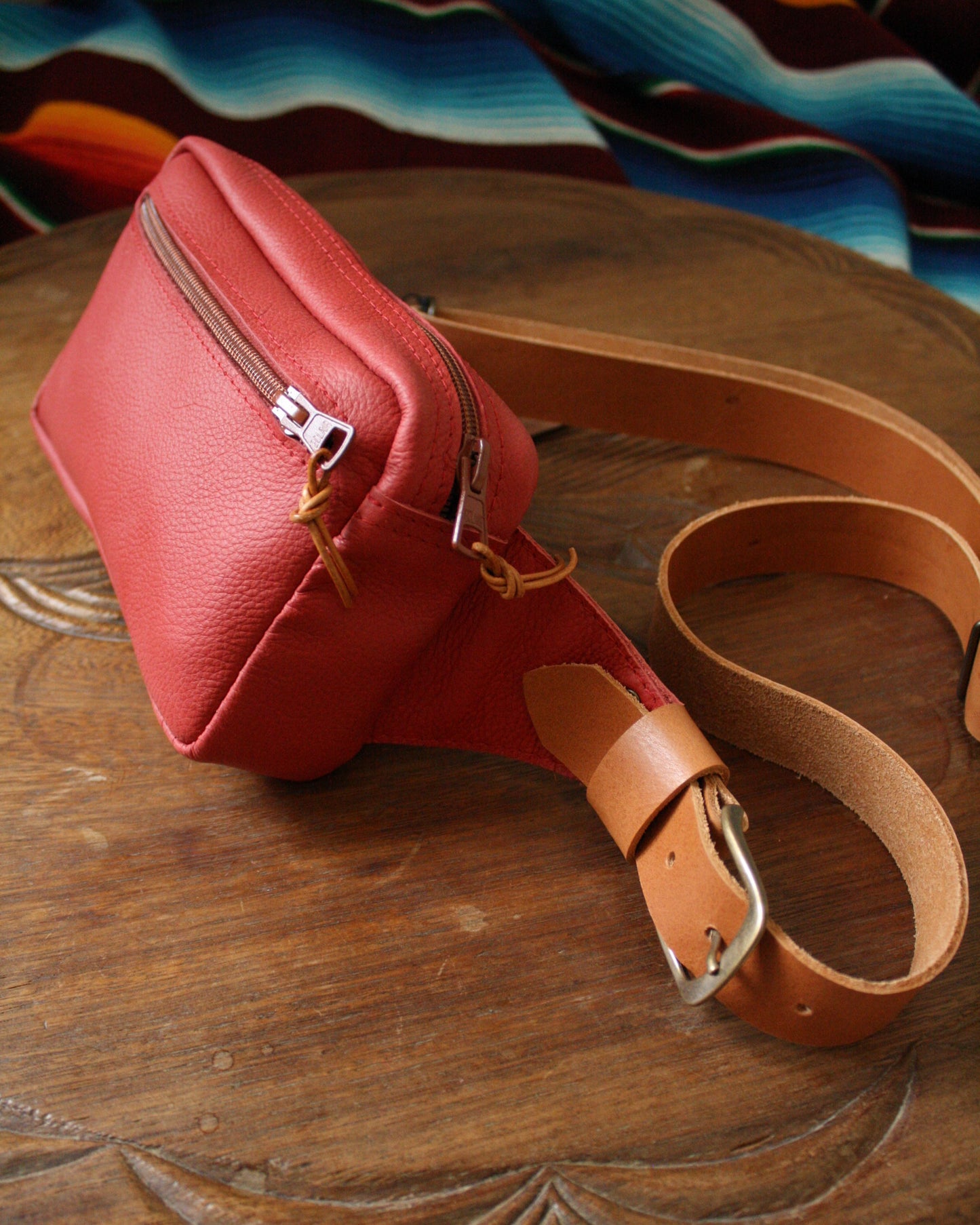 Banane en cuir rouge clair