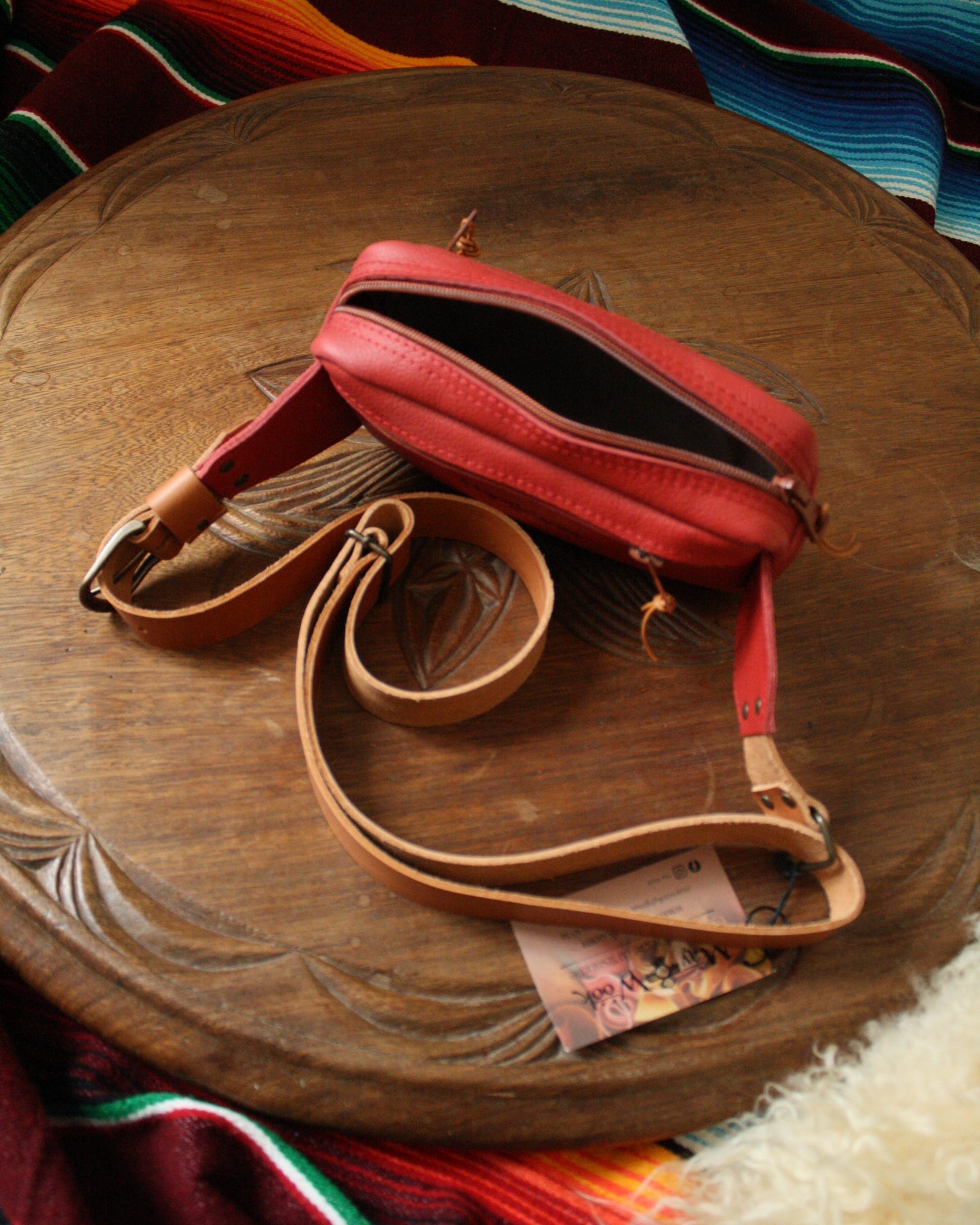 Banane en cuir rouge clair