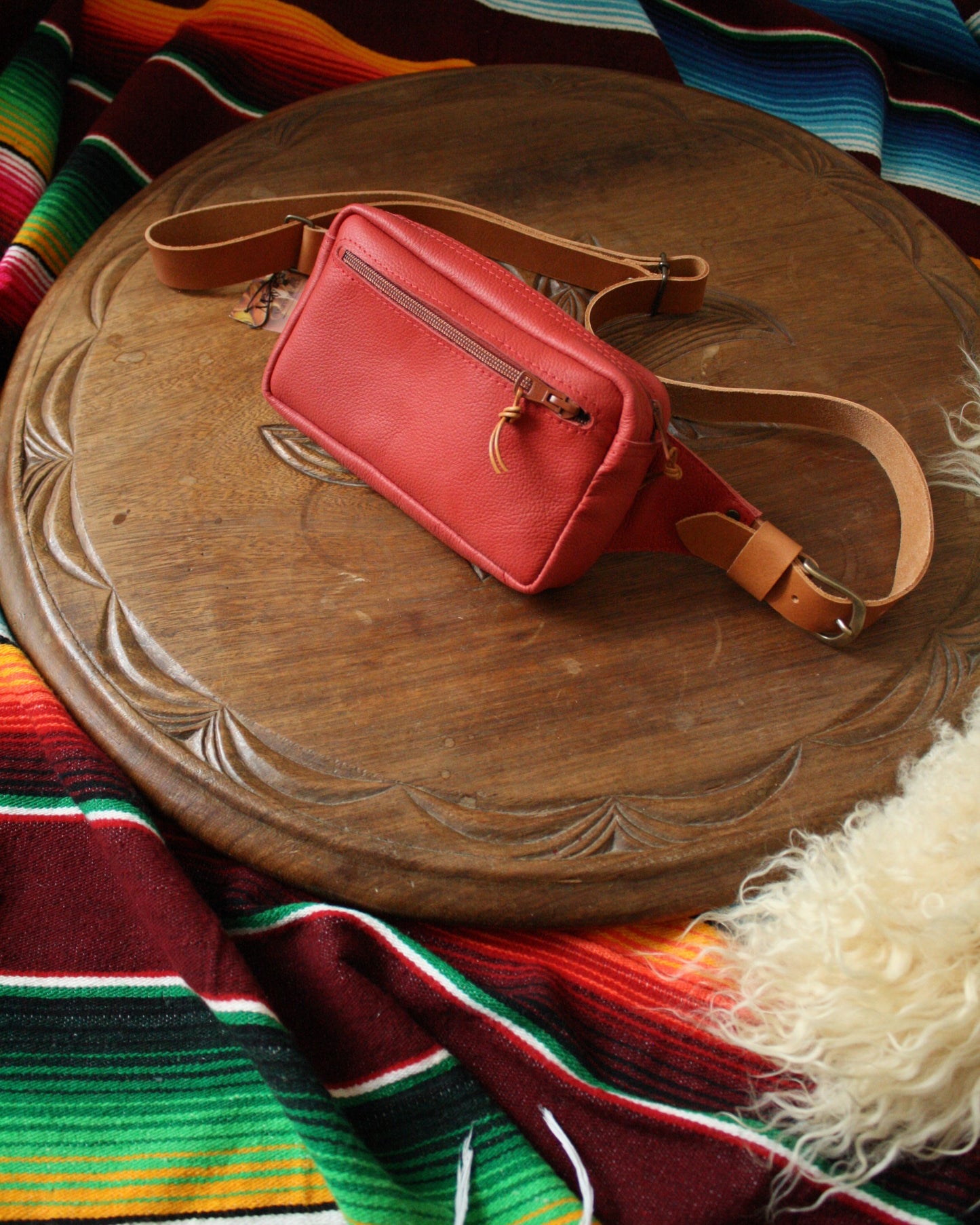 Banane en cuir rouge clair