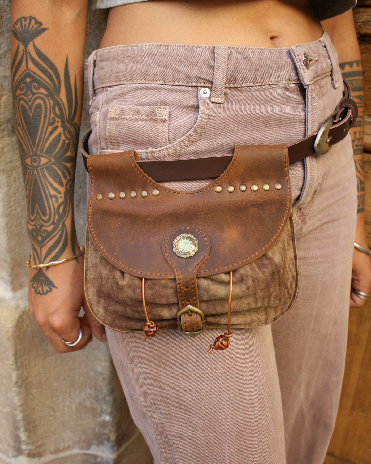 Escarcelle en cuir marron vieilli et cuir velours tie'dye taupe