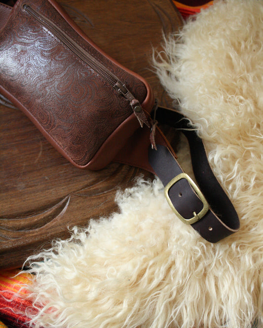 Banane en cuir marron motif cashmire