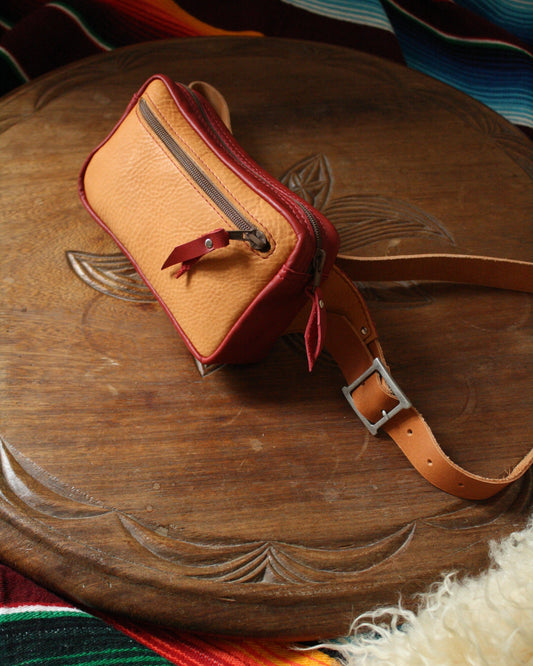 Banane en cuir miel et rouge