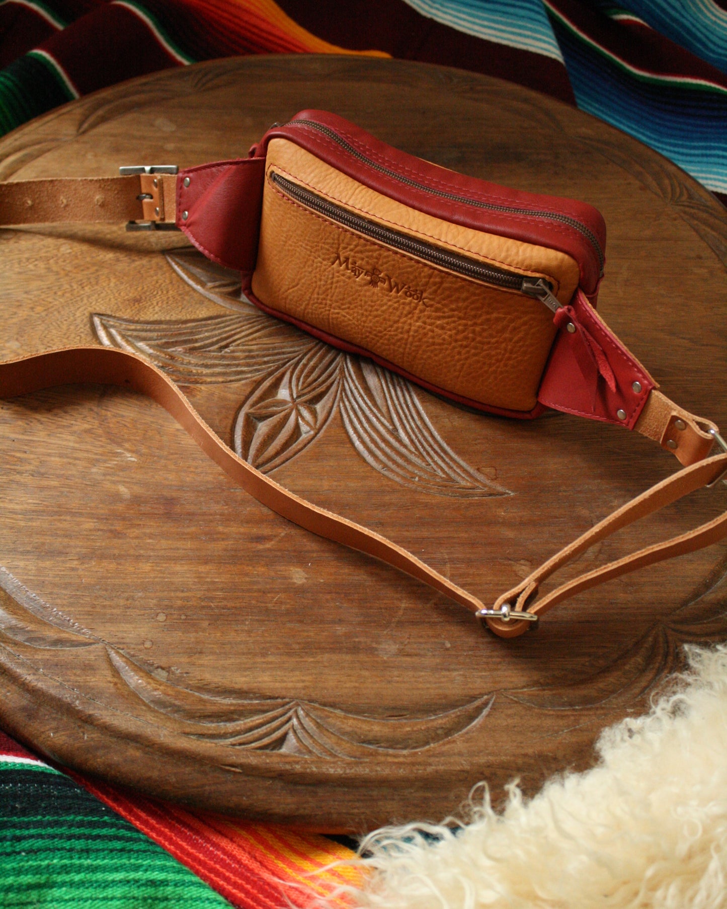 Banane en cuir miel et rouge