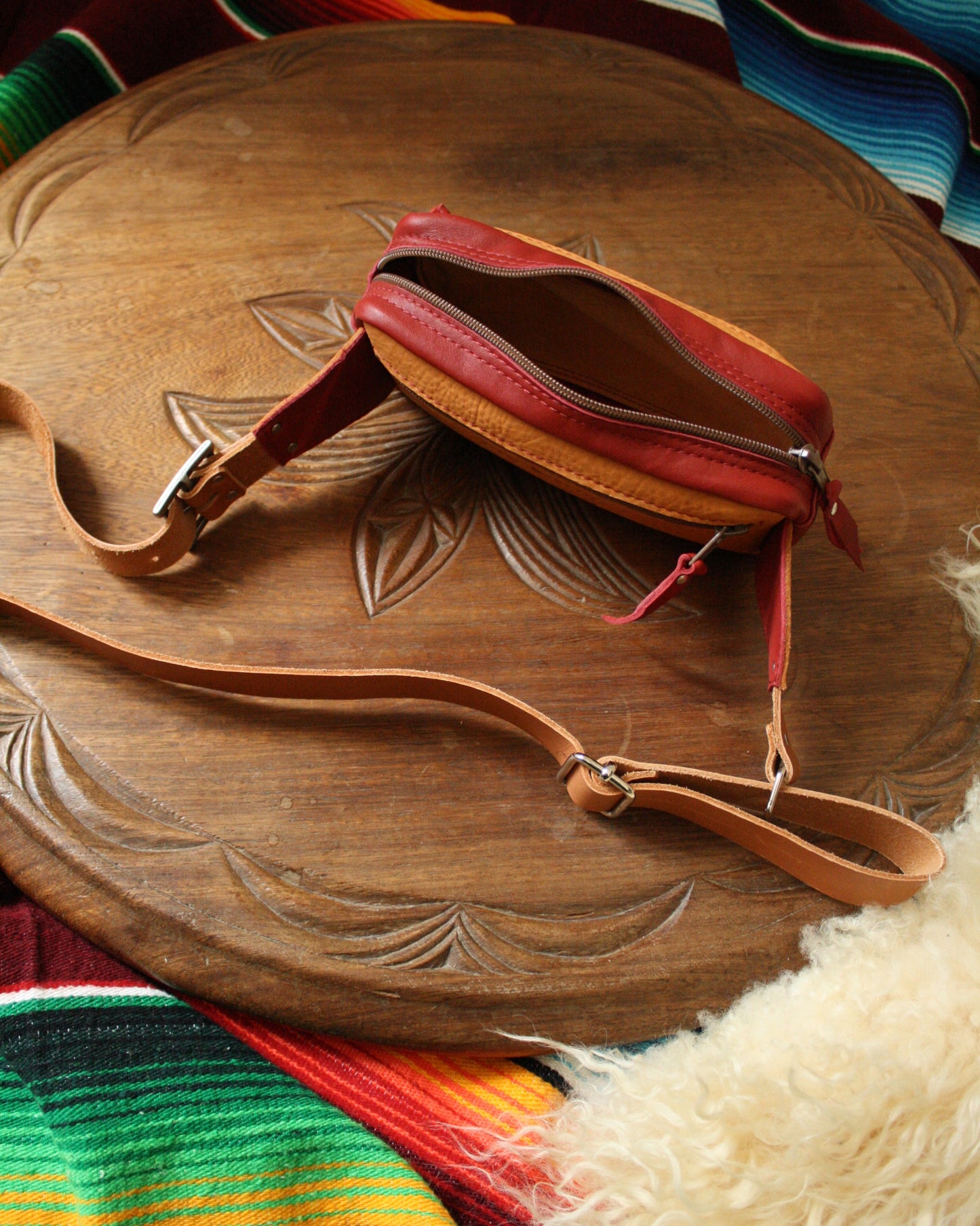 Banane en cuir miel et rouge