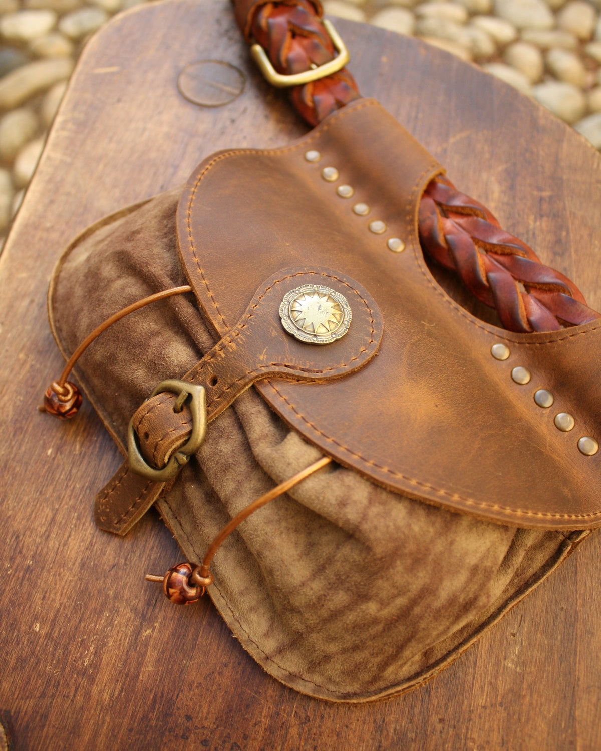 Escarcelle en cuir marron vieilli et cuir velours tie'dye taupe