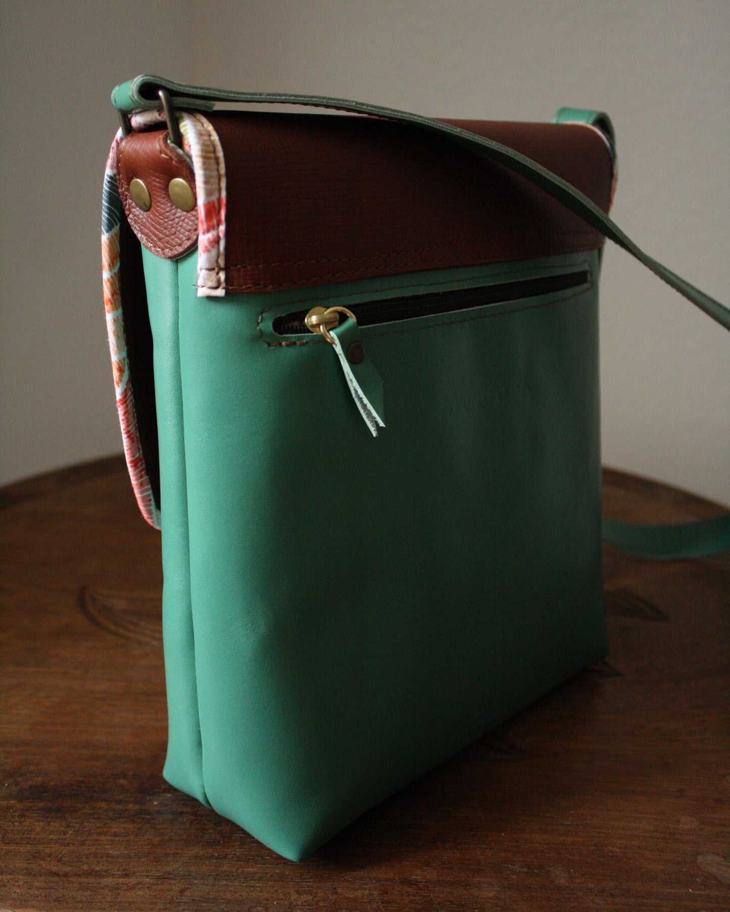 Sac Maïko en cuir vert d'eau et acajou