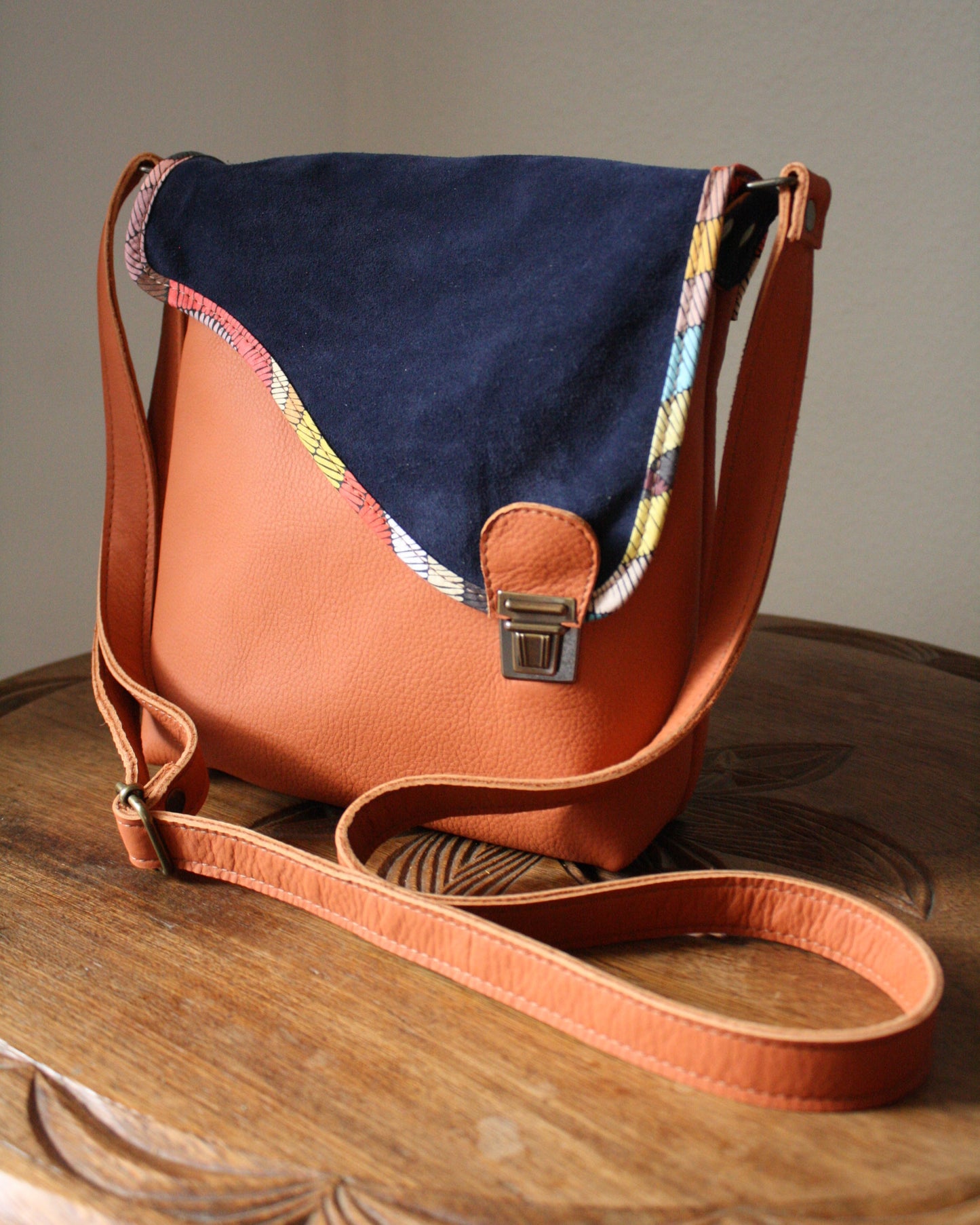 Sac Maïko en cuir orange et bleu