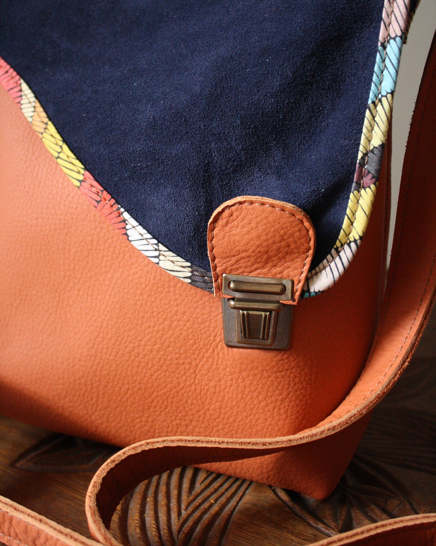Sac Maïko en cuir orange et bleu