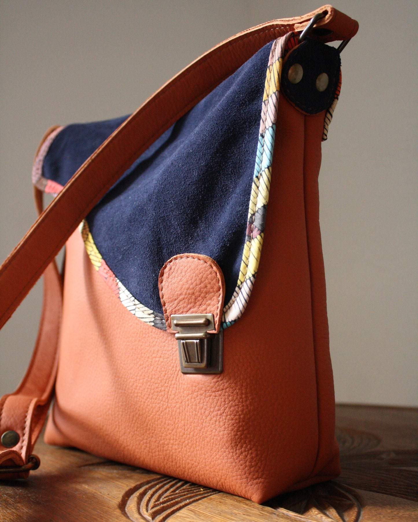 Sac Maïko en cuir orange et bleu