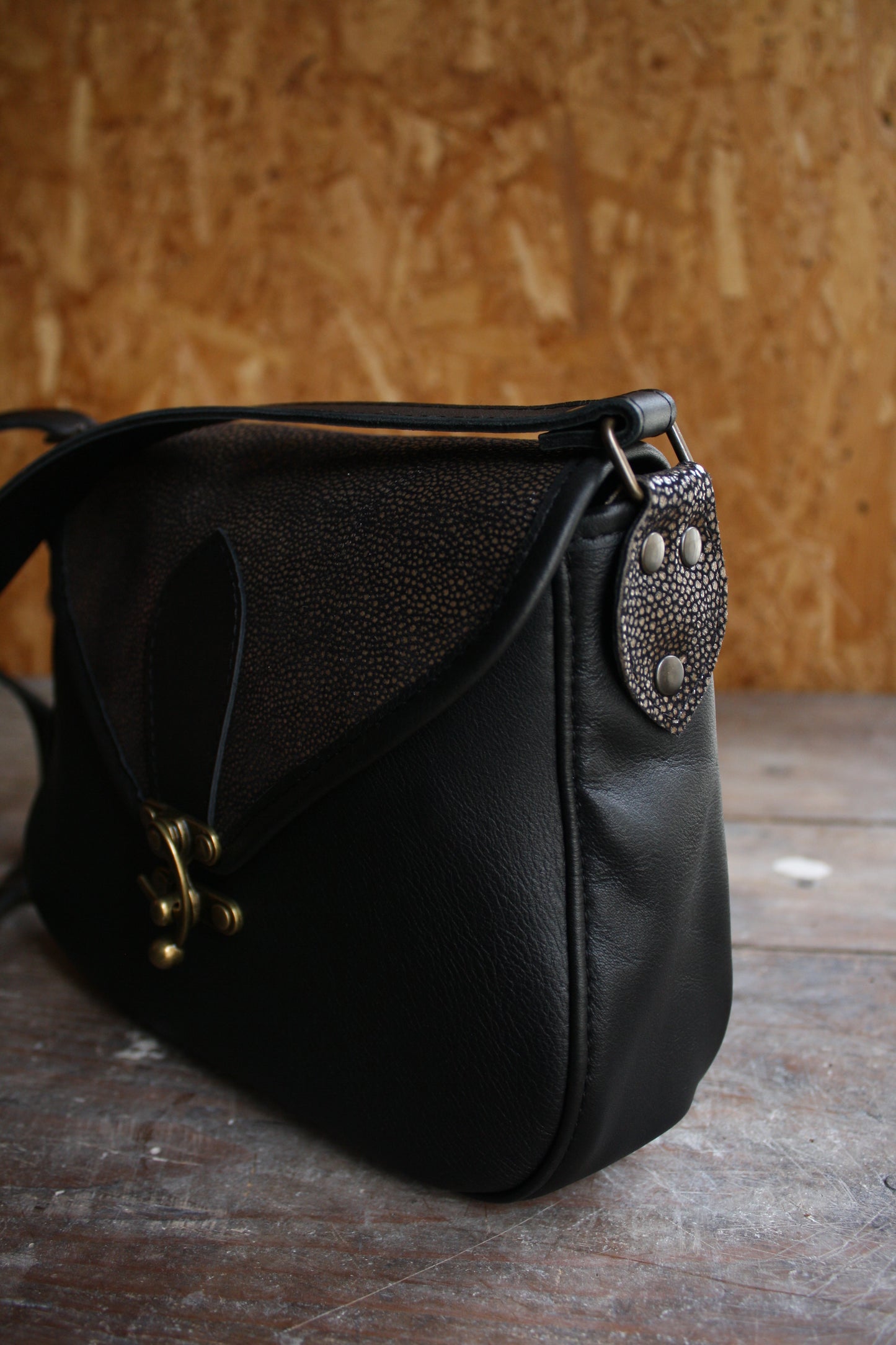 Besace Ninou en cuir noir et galuchat