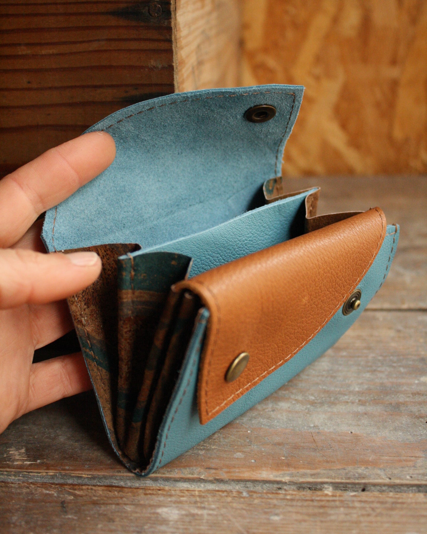 Portefeuille bicolore en cuir bleu et camel N°2