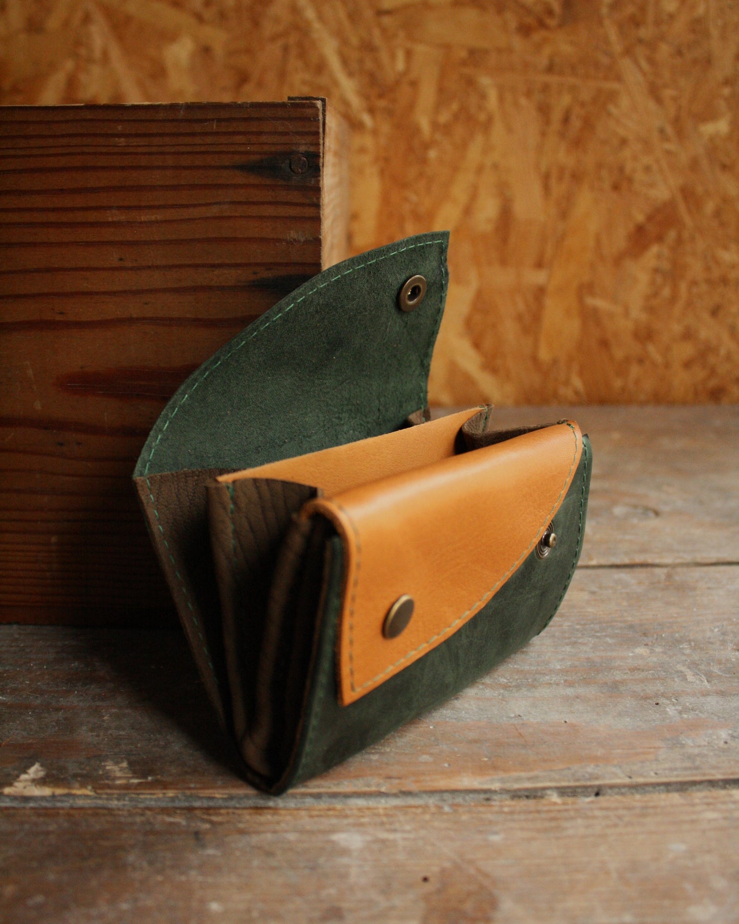 Portefeuille bicolore en cuir vert et gold N°7